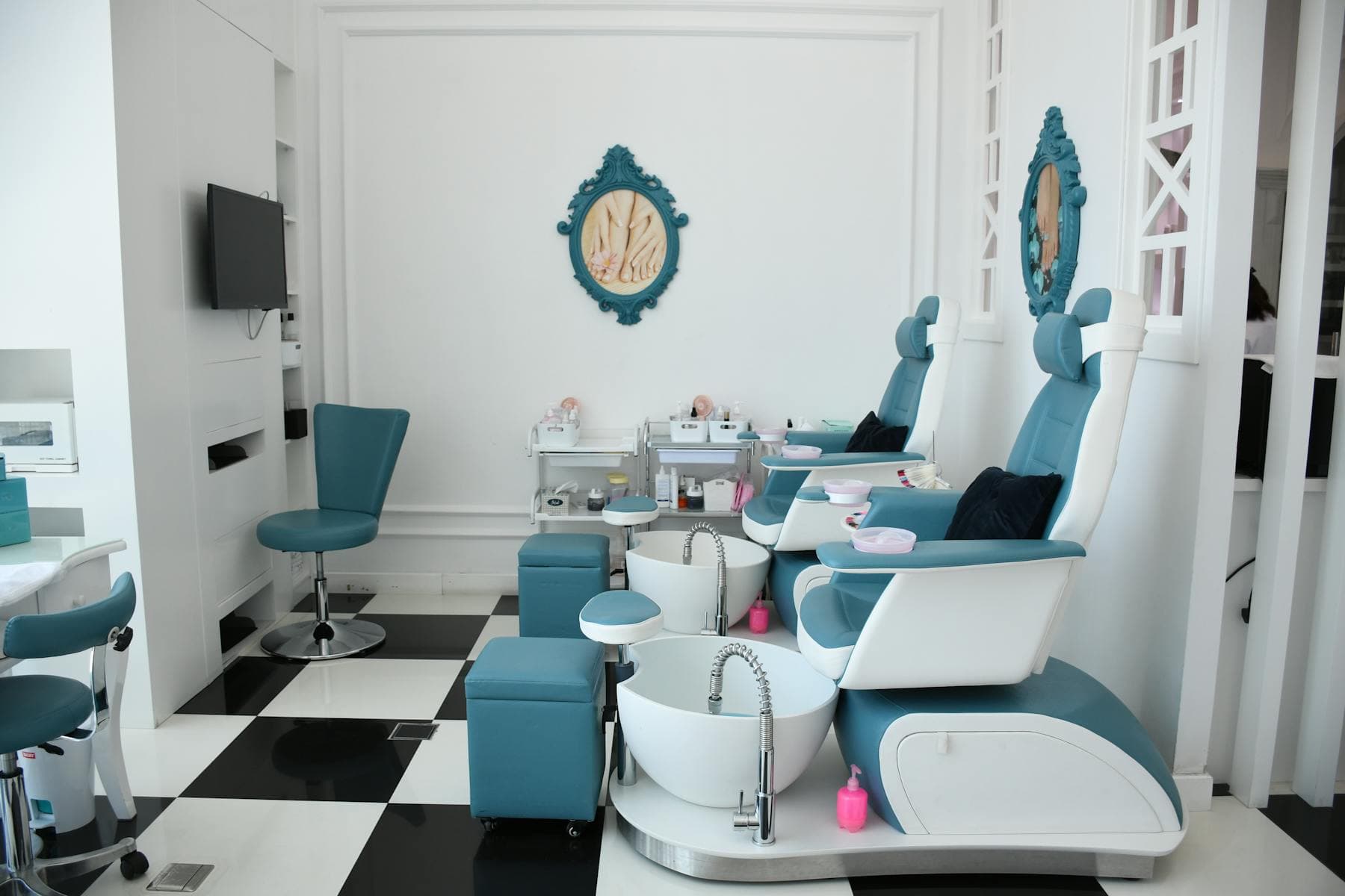 Espace institut chaleureux avec fauteuil de soin